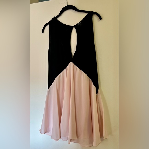 Chic Balletcore Dress 🖤🩷 - Picture 3 of 4